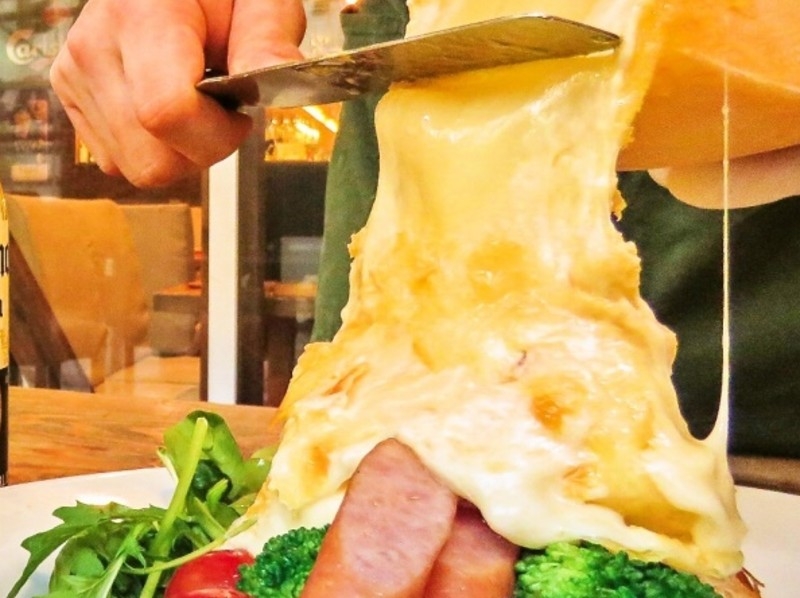 【長崎　昭和町通り　イタリアンバル chinoチーノ】とろ～り濃厚なラクレットチーズのパフォーマンスは迫力満点！ おしゃれバルで味わう絶品イタリアン｜サッポロ　SORACHI 1984