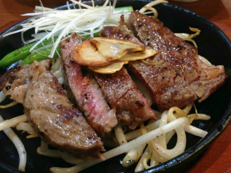 こだわりの肉料理が自慢 お一人様・ちょい飲みから家族団らんまで！万能スポットの発見（大阪 豊中　鉄板キッチン新SHIN）｜鉄板キッチン新SHIN