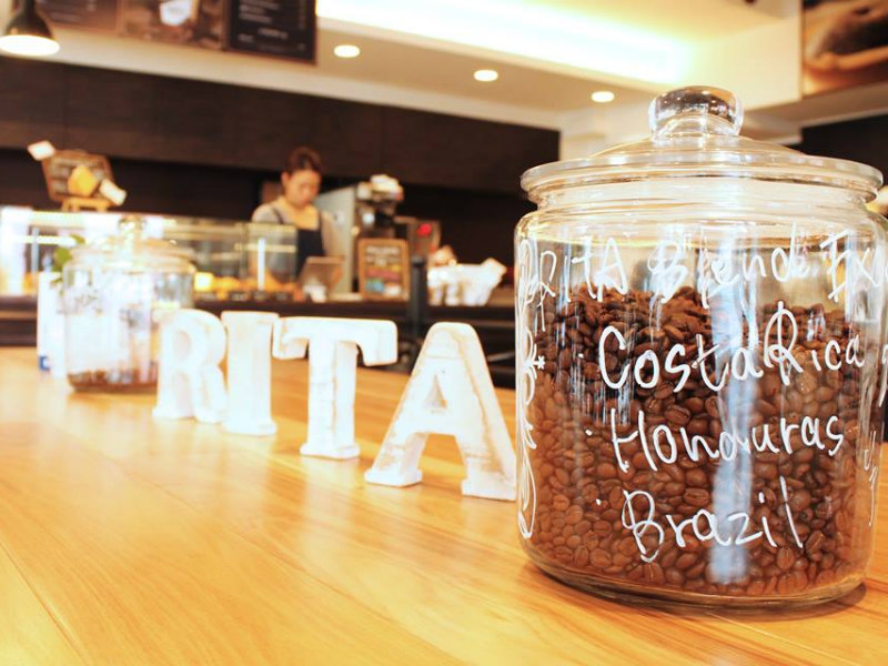 こだわりのコーヒーとシフォントーストが人気。 朝から夜までお一人様利用も多い、くつろげる空間。（難波　THE RITA Coffee）｜THe RITA COFFEE