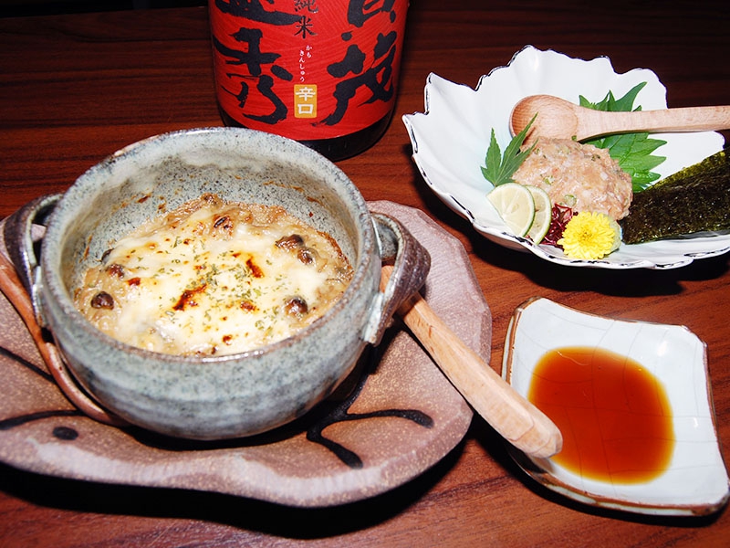 新鮮魚と鶏肉で一杯やろう！ アットホームだけど賑やか（大阪 難波　鳥魚 宗右衛門町店）｜鳥魚　宗右衛門町店