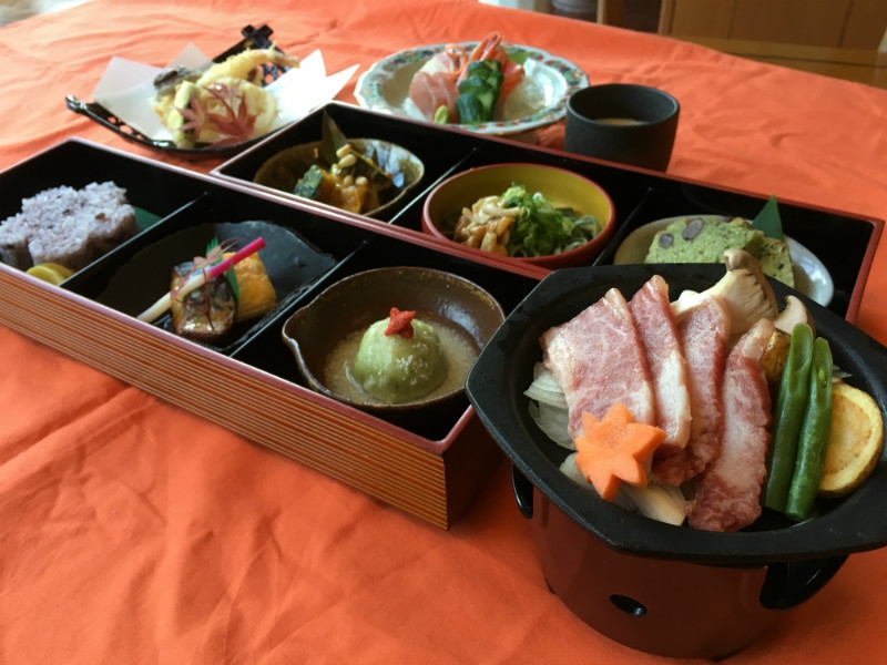 豊かな自然がお出迎え!からだ想いの薬膳料理と薬草の湯で癒しのひとときを(兵庫県 丹波市 丹波市立薬草薬樹公園 丹波の湯) 豊かな自然がお出迎え!からだ想いの薬膳料理と薬草の湯で癒しのひとときを(兵庫県 丹波市 丹波市立薬草薬樹公園 丹波の湯)|丹波市立薬草薬樹公園 丹波の湯