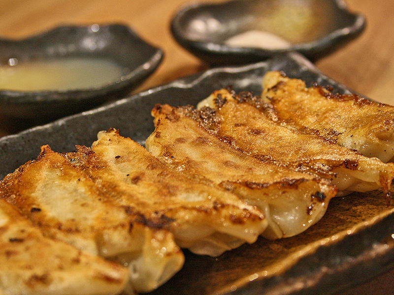 早くも名店の予感！？臨場感に食欲がほとばしる、北新地に誕生した餃子の楽園（北新地　北新地ぎょうざ家）｜北新地ぎょうざ家　