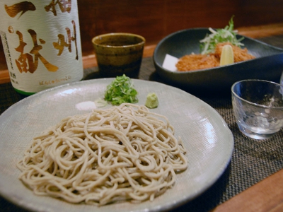 シメの絶品十割蕎麦が朝5時まで食べられる！40種類以上の珍しい日本酒が堪能できる！（京都市役所前　蕎麦と肴 周知）｜蕎麦と肴　周知
