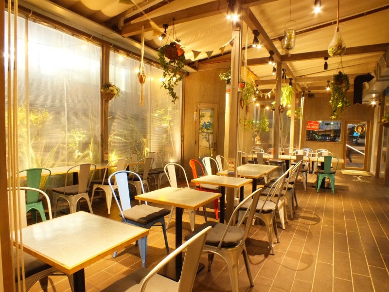 開放感溢れるテラススペースで、ランチはもちろん、ゆったりカフェタイムも楽しめる！ （新大阪　カリフォルニアカフェ）｜カリフォルニアカフェ-007