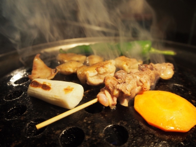 特注石鉄板で焼く地どりの美味さは唯一無二！煙の向こうに最高のシズル感（神戸市 中央区　石焼地どり おじぎ屋 神戸北野坂）｜石焼地どり おじぎ屋神戸北野坂店
