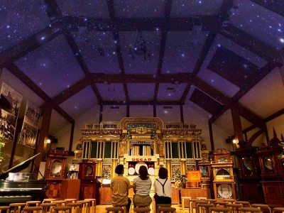 特集コンサート「星空とオルゴール」 展示室に投影される星空を眺めながら、オルゴールの音色を聴いて涼しげなひと時を☆☾