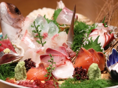 魚が泳ぐ空間でとれたて新鮮活魚を召し上がれ！（東京都 中央区　さかな竹若 築地本店）｜さかな竹若築地本店