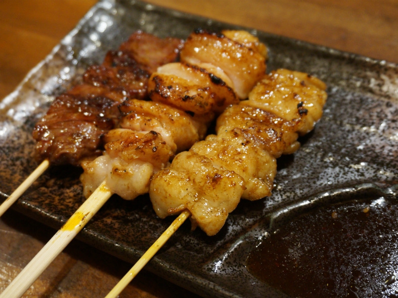 ビジネス街にあるアットホームでリーズナブルなホルモン焼きの人気店（大阪 本町　明日の元気製作酒場 ホルモン串   てんぐ屋）｜明日の元気製作酒場　てんぐ屋