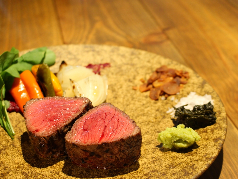 しっかり食べても胸焼け知らず!厳選食材とワインを心ゆくまで楽しめる(大阪 梅田/東梅田 炭火とワイン 梅田店)