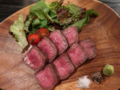 JR新橋駅の目の前！備長炭が主役！？ひと口ごとに唸る、極上肉料理！（東京都 港区　炭の屋でですけ）｜炭の屋でですけ