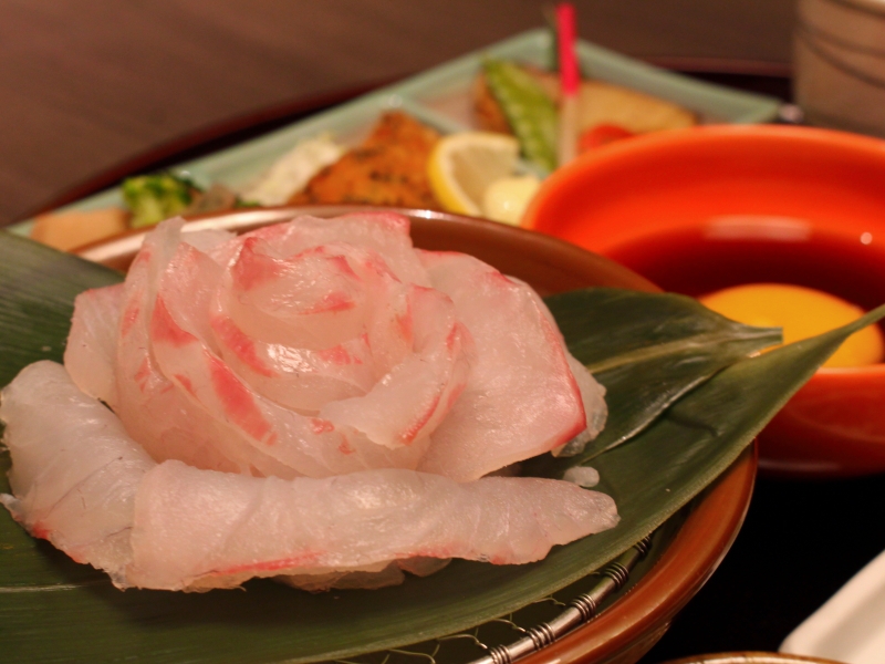 刺身でひつまぶし?!何度も楽しめる絶品鯛めしランチ(大阪 梅田 旬和食ダイニング 花椿)
