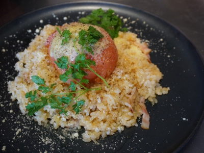 シェフが伝授! 家庭でできるヘルシオでかんたん創作料理 ① 「トマトとベーコンのチーズたっぷりリゾット風炊き込みご飯 黒こしょう風味」(SHARP ヘルシオ)