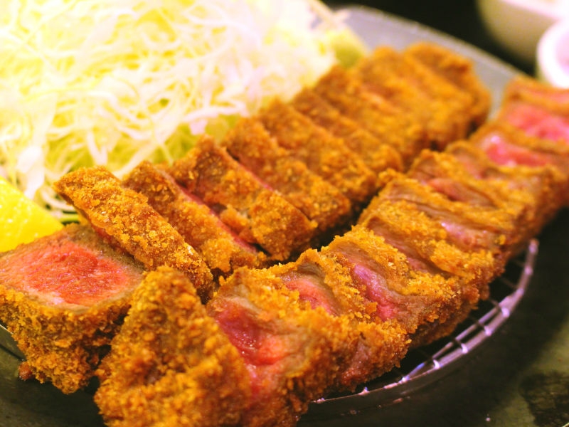 カリッ!サクッ!の中は絶妙なレア加減。こだわりぬいた牛かつを気軽に食べられる専門店(神戸 三宮 神戸 牛かつ亭 三宮本店)