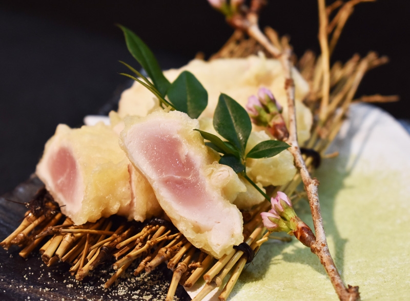 食べて美味しい目でも楽しい、みんなが幸せになれる創作鶏料理の数々(大阪 心斎橋 炭焼き・幸-SAIWAI-)