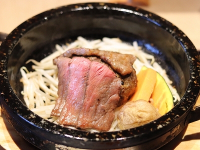 何通りもの食べ方で楽しめる贅沢ハンバーグ（東京都 新宿区　和牛贅沢ハンバーグ専門店｜翔山亭）｜神楽坂 翔山亭　和牛贅沢ハンバーグ専門店
