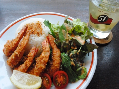 ペット同伴もOK！川のほとりで、昼も夜もゆったりと落ち着いたカフェタイムを満喫できます（札幌　すすきの　HIPPIES SAPPORO SUSUKINO／ヒッピーズ札幌すすきの）｜HIPPIES　SAPPORO　SUSUKINO