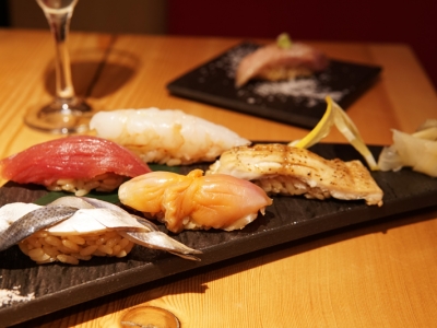 ワイングラスに注がれた日本酒と、鮮度にとことんこだわって仕入れられた食材を気軽に（名古屋市 中区　串揚げ＆本格江戸前寿司バル　マグロドウ　住吉店）｜マグロドウ　住吉店