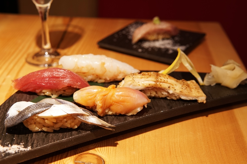 ワイングラスに注がれた日本酒と、鮮度にとことんこだわって仕入れられた食材を気軽に(名古屋市 中区 串揚げ&本格江戸前寿司バル マグロドウ 住吉店) ワイングラスに注がれた日本酒と、鮮度にとことんこだわって仕入れられた食材を気軽に(名古屋市 中区 串揚げ&本格江戸前寿司バル マグロドウ 住吉店)|マグロドウ 住吉店