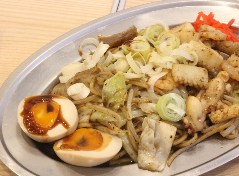 オフィス街でいただく、自家製麺をひと玉ずつ茹で上げる、専門店ならではのこだわり素材の焼きそば。(大阪 堺筋本町 焼きそば専門水卜)