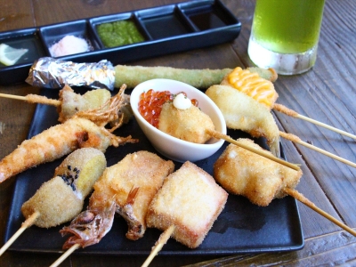 趣向を凝らしたオリジナルの串揚げ×特製ソースが合う！（横浜 野毛　串揚げとワイン　はち）｜串揚げとワインはち