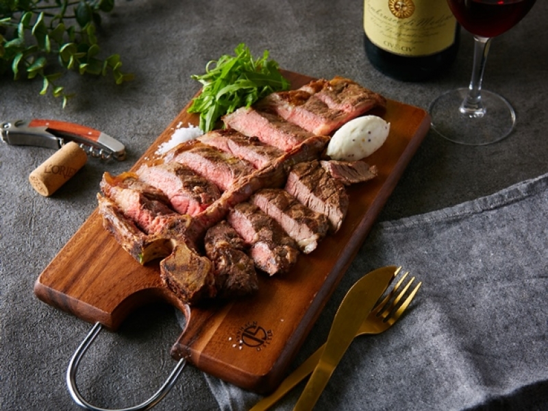 話題の熟成肉”エイジングビーフ”がチーズ屋さんに新登場!豪快でコクのある旨みを!