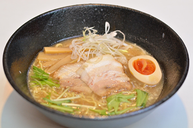 老若男女誰もが美味しいと思える渾身のとんこつスープ(栃木 さくら市 らー麺道 味ろく)