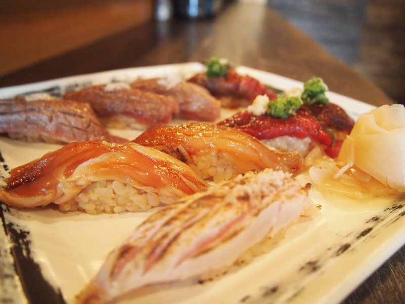 京料理で修業した店主が握る肉寿司は　牛・馬・鶏が揃い踏み！　（東京　高田馬場　29寿司ロック）｜寿司ロック
