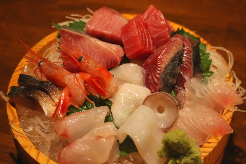 町家を改装した懐かしい雰囲気の中で、炉端で焼き上げた日本海の幸と加賀野菜を日本酒で味わう(金沢 木倉町 居酒屋花組)