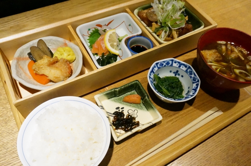 お昼の定食、夜の名古屋めし＆海鮮居酒屋。どちらもリピートしたくなる居心地がいいお店。（名古屋　名駅　沢瀉食堂）　｜沢瀉食堂（オモダカ食堂）