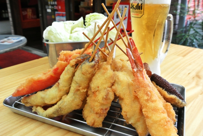 サクサクの軽い食感が人気。揚げたて熱々の串カツとよく冷えたビールを一緒に。（岡山　倉敷　倉敷串カツマー坊1号店）｜倉敷串カツマー坊1号店