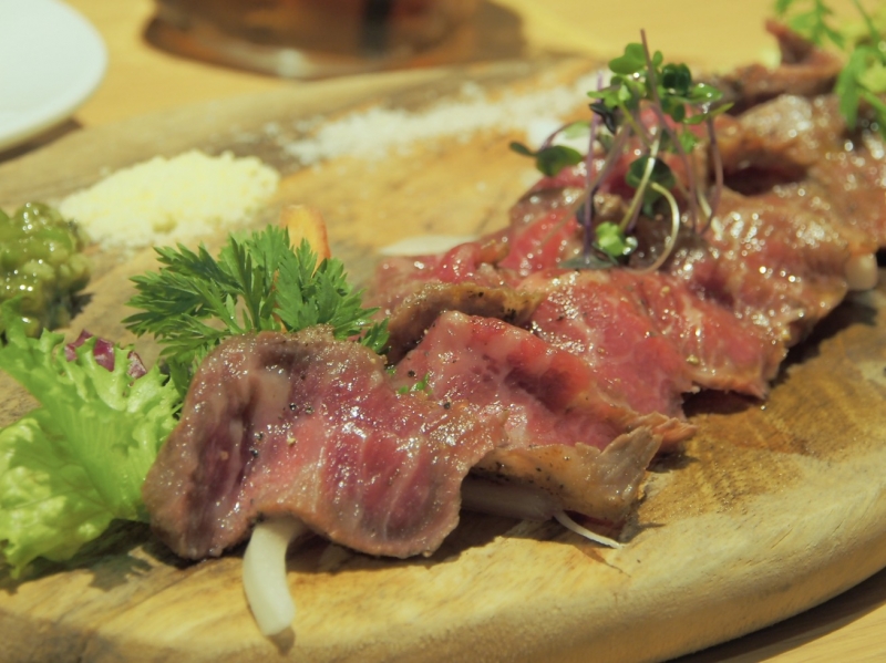 仙台牛の旨味を閉じ込めたレアテキは絶品。お肉と創作料理にワインを合わせて(仙台 一番町 肉男 ミートマン)