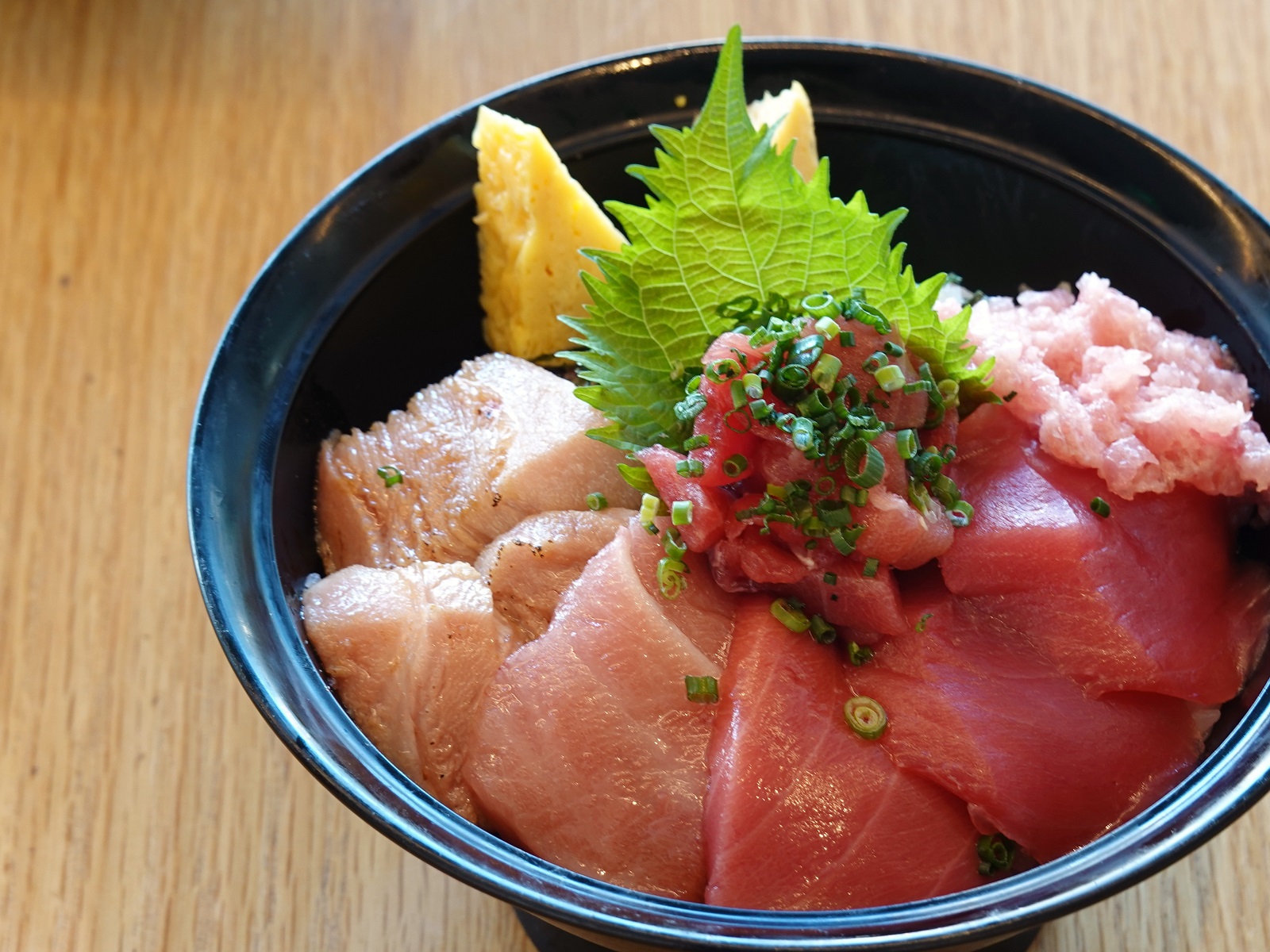 東京米バル竹若 安くてうまい 元魚屋店長の目利きが光る 本格マグロ丼 を東京駅で ご飯はブランド米 古代米 玄米を使用 東京 八重洲 東京米バル竹若 レポハピ