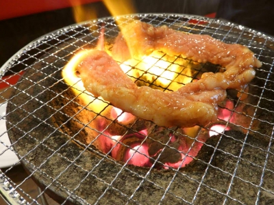 ジュワーッ！火柱が立つほどジューシーなホルモンで飲もう！肉問屋からの直送の旨さを味わう居酒屋（東京　赤羽　元祖ホルモン酒場　赤羽店）｜元祖ホルモン酒場　赤羽