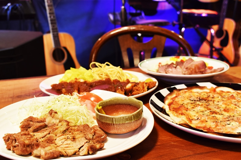 生バンドの演奏を聴きながら美味しい料理をいただく。大正のミュージックレストラン(大阪 大正 Music&Restaurant Garage )