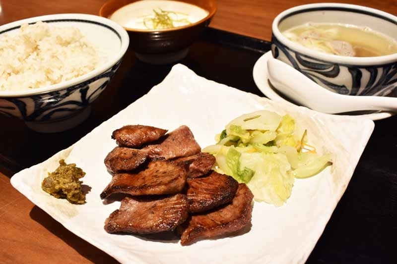 いつもとちょっと違う牛タンや鶏が味わえる路地裏の隠れ家(大阪 福島 仙台牛タン 松阪鶏焼肉 福島 西屋)