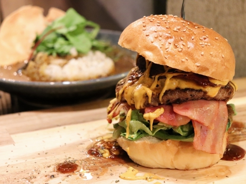 写真映え間違いなし!こだわりのハンバーガーとスパイスカレー。(神戸市 北区 Aoibin&Blue-B)
