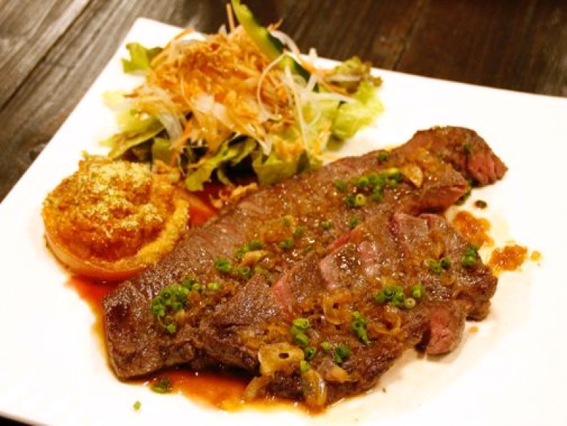 ステーキとお酒をクラシックカーを見ながら昼も”ヨルモ”ゆっくりと楽しめるお店!(大分 牧駅 Steak & Cafe YORUMO)
