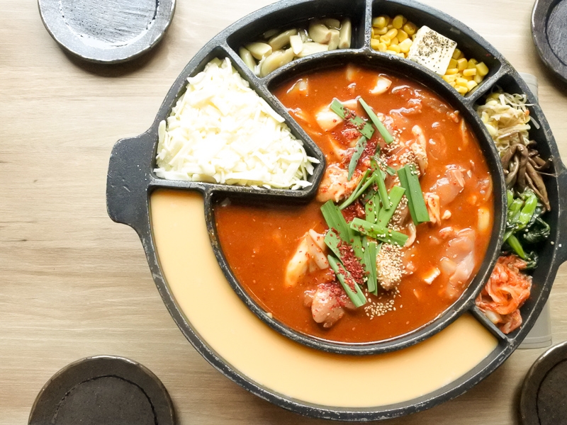 旨辛に満たされる~! 大人気のチーズタッカルビを食べて、体の芯からポカポカあったまろう(福岡県 博多 博多牛臓) 旨辛に満たされる~! 大人気のチーズタッカルビを食べて、体の芯からポカポカあったまろう(福岡県 博多 博多牛臓)|博多牛臓 博多筑紫口店