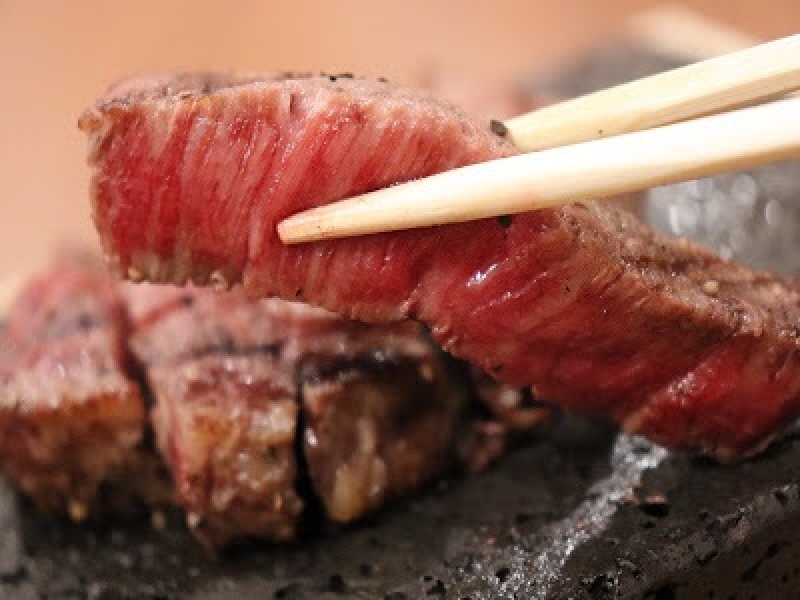 A5ランク黒毛和牛ステーキを食べるならこちら!溶岩石焼のヘレステーキ(大阪 なんば 溶岩石焼 grill BAUM|グリルバウム)