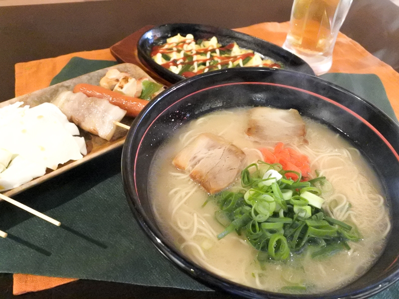 ラーメン屋の気軽さと飲み処ののんびり感が共存する居酒屋(福岡 南福岡 ラーメン居酒屋のどか)