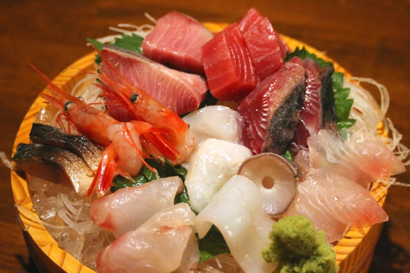 町家を改装した懐かしい雰囲気の中で、炉端で焼き上げた日本海の幸と加賀野菜を日本酒で味わう(金沢 木倉町 居酒屋花組) 町家を改装した懐かしい雰囲気の中で、炉端で焼き上げた日本海の幸と加賀野菜を日本酒で味わう(金沢 木倉町 居酒屋花組)|居酒屋 花組