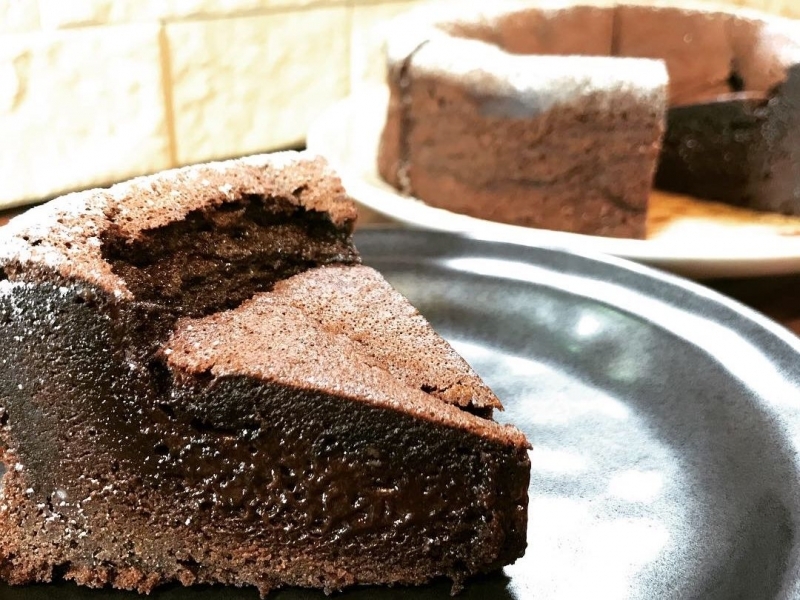 九州産の「米粉」で作る堀川ショコラを代表に、絶品ケーキとランチカレーに注目のカフェ(福岡 北九州 かふぇ すまいる こらっと)