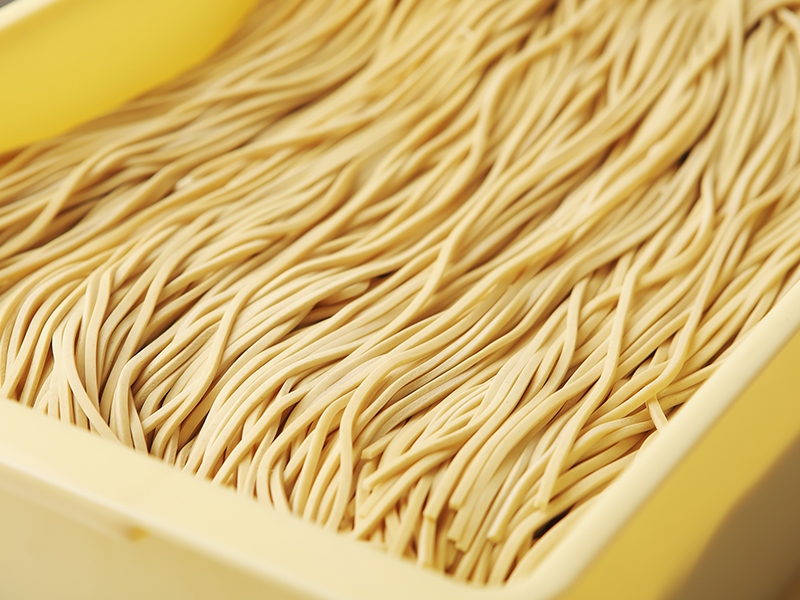 国産小麦の春よ恋を100%使用!もちもちでありながら喉越し爽やかな自家製麺が魅力の病み付きラーメン!|伊吹商店