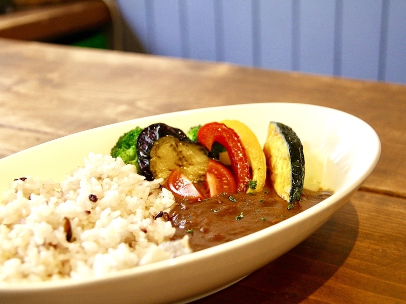 都内にいながらアウトドア気分!特製カレーや燻製料理が楽しめる本格アウトドアカフェ(東京 千代田区 BASE CAMP)