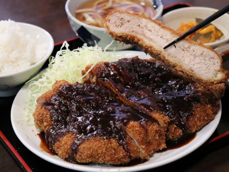 名古屋で老舗の味噌カツ！名店の心意気に驚くボリュームと絶品の味噌かつ（愛知県名古屋市 瑞穂区 堀田駅  みそかつ三河屋）｜三河屋