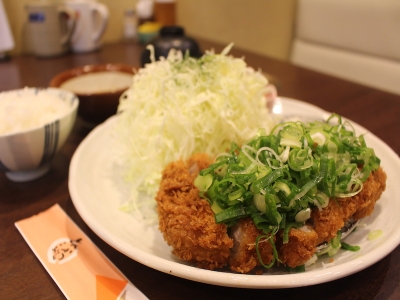 洋食出身の店主が創作「甘辛醤油ダレに卵を入れて食べるすき焼き風トンカツ」にはファンが多数（大阪　上本町　トンカツこおち）｜とんかつこおち
