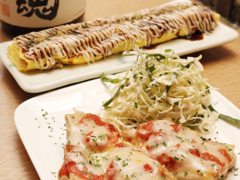 鉄板で作られる魅力的な料理の数々。人気の「名物!とん平焼き」は豚肉と卵のバランスにチーズが溶けてボリューム抜群(名古屋 六番町 鉄板酒場四五六)