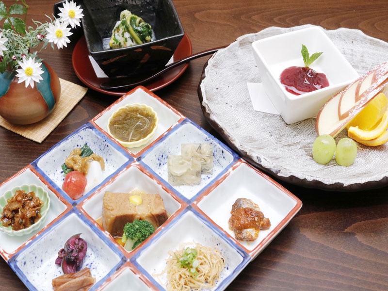 季節の食材をこだわりいっぱいの日本料理でいただく。お昼のコースを彩る大人気の「9種盛り」は30品目の素材でバランスよく贅沢に(愛知 植田 ふた葉)