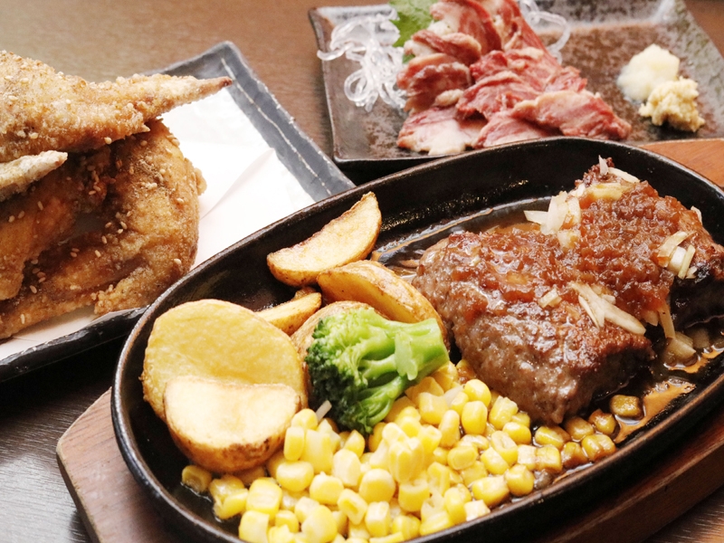 和風ソースでいただく人気No1のごえもんハンバーグは肉汁たっぷり(愛知 尾頭橋 鉄板居酒屋ごえもん)