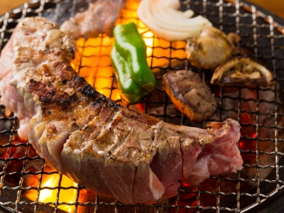 豪快に七輪で焼くこだわりの豚肉は旨みが濃い！ぶ厚いタンや希少部位など専門店ならではのラインナップ（鹿児島　鹿児島中央　豚肉専門焼肉店おにくのくにお）｜おにくのくにお